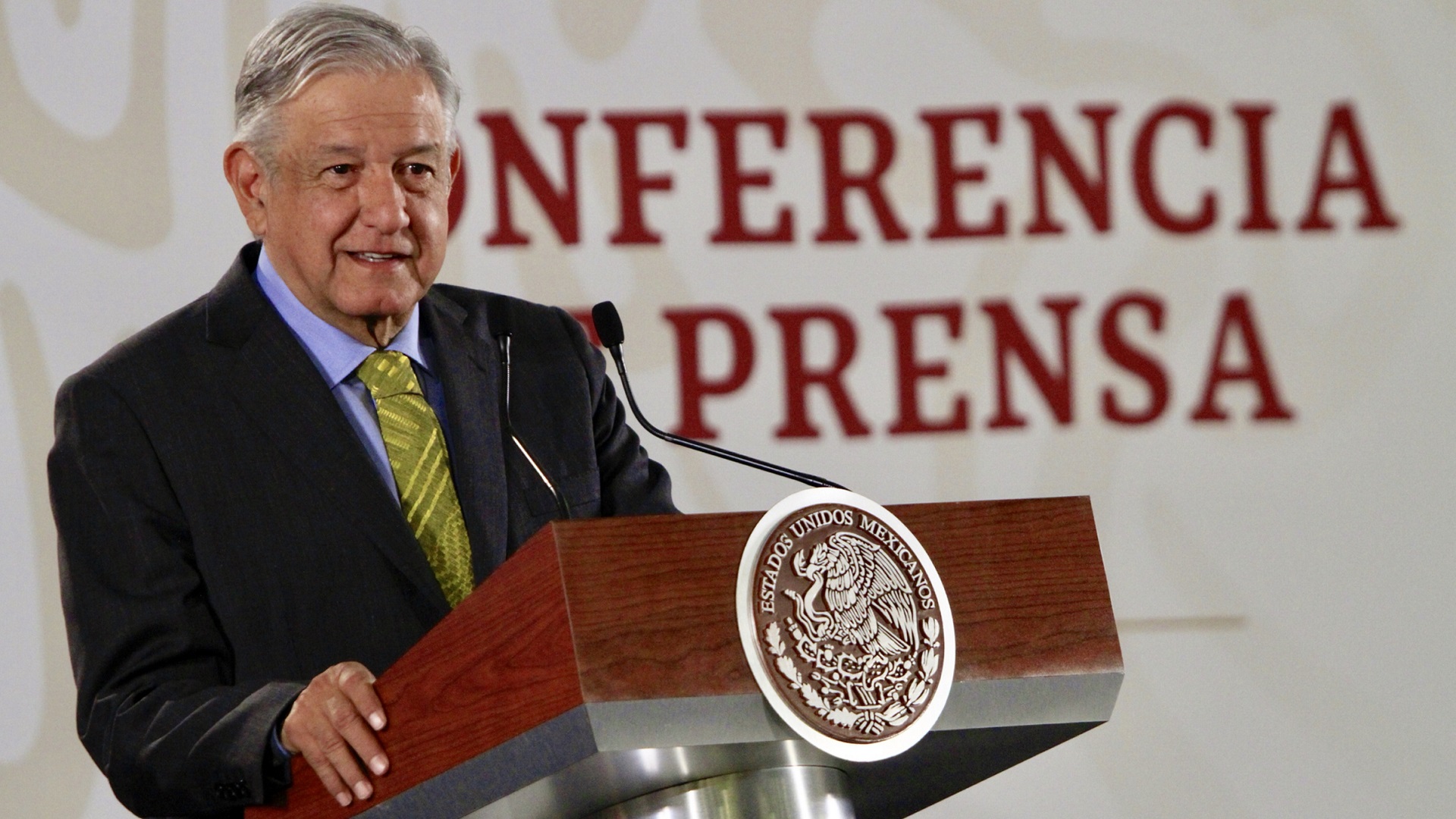 López Obrador convoca a bancos a bajar comisiones