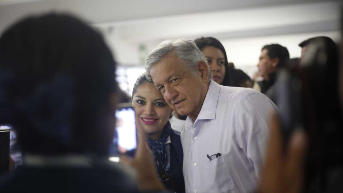 #Video Hacen fila en el AICM para hablar con López Obrador