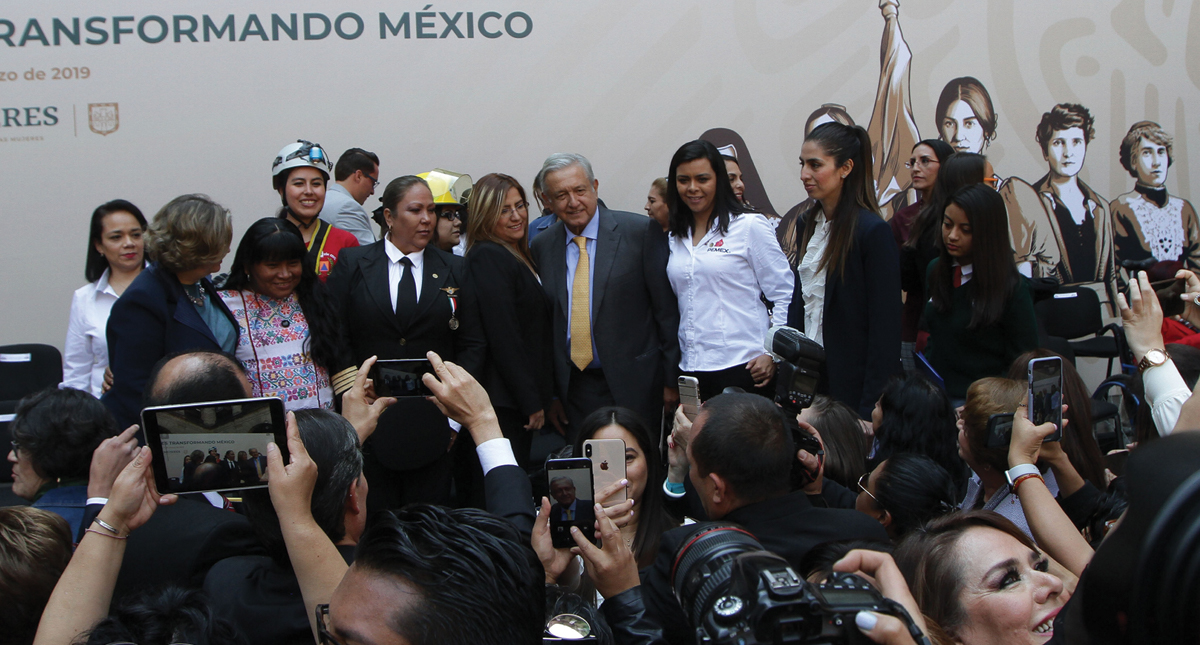 AMLO propone consultas para temas de mujeres; Sánchez Cordero asegura que no