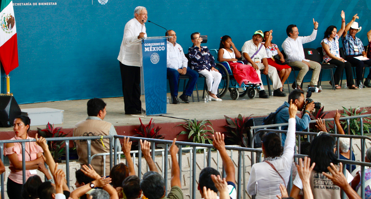 López Obrador consulta a mano alzada si se debe responder a Trump