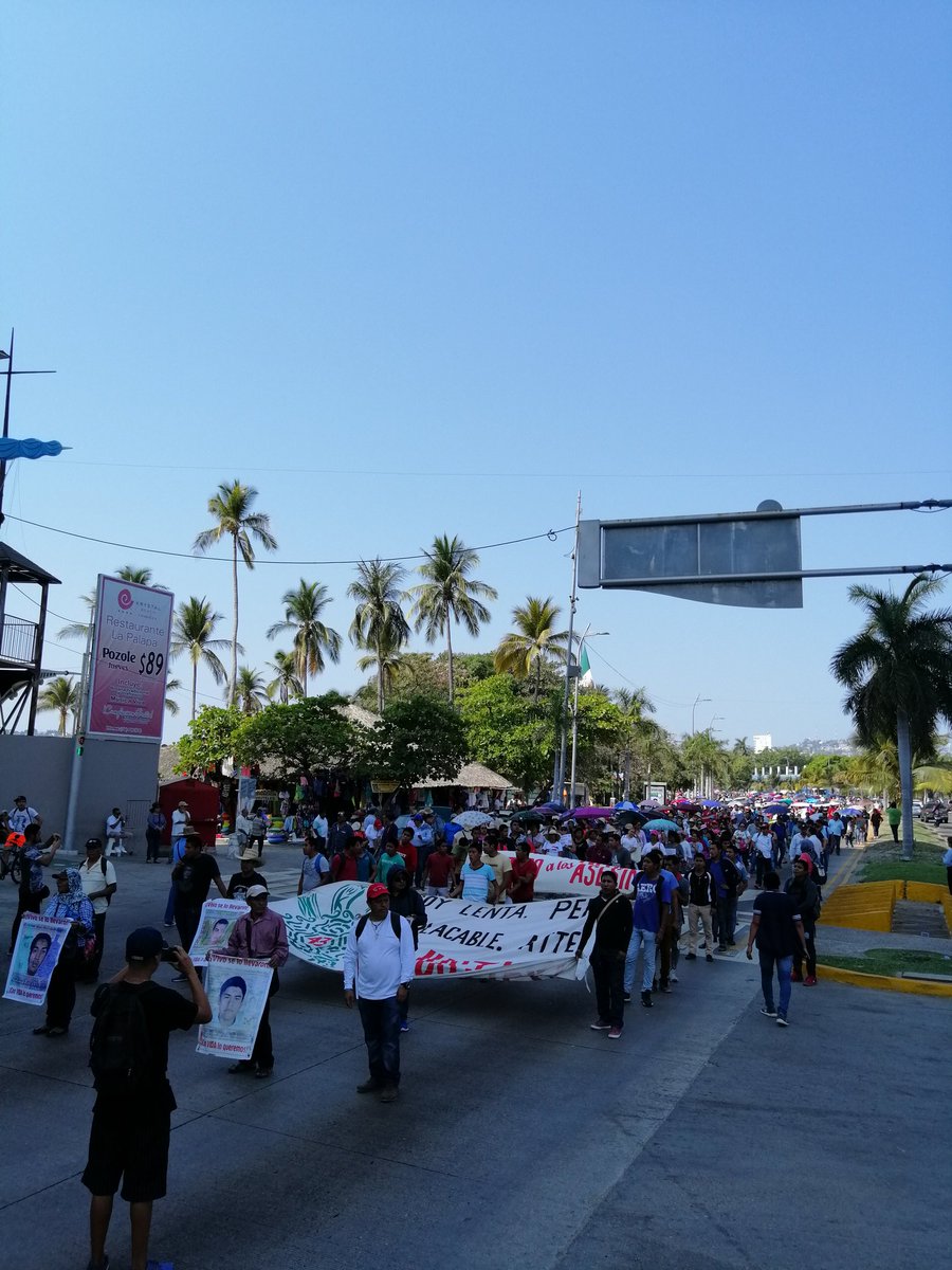 Maestros bloquean calles y zona turística de Acapulco - maestros-acapulco-2