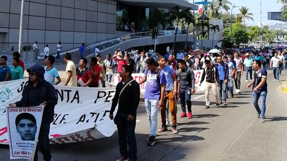 Maestros bloquean calles y zona turística de Acapulco
