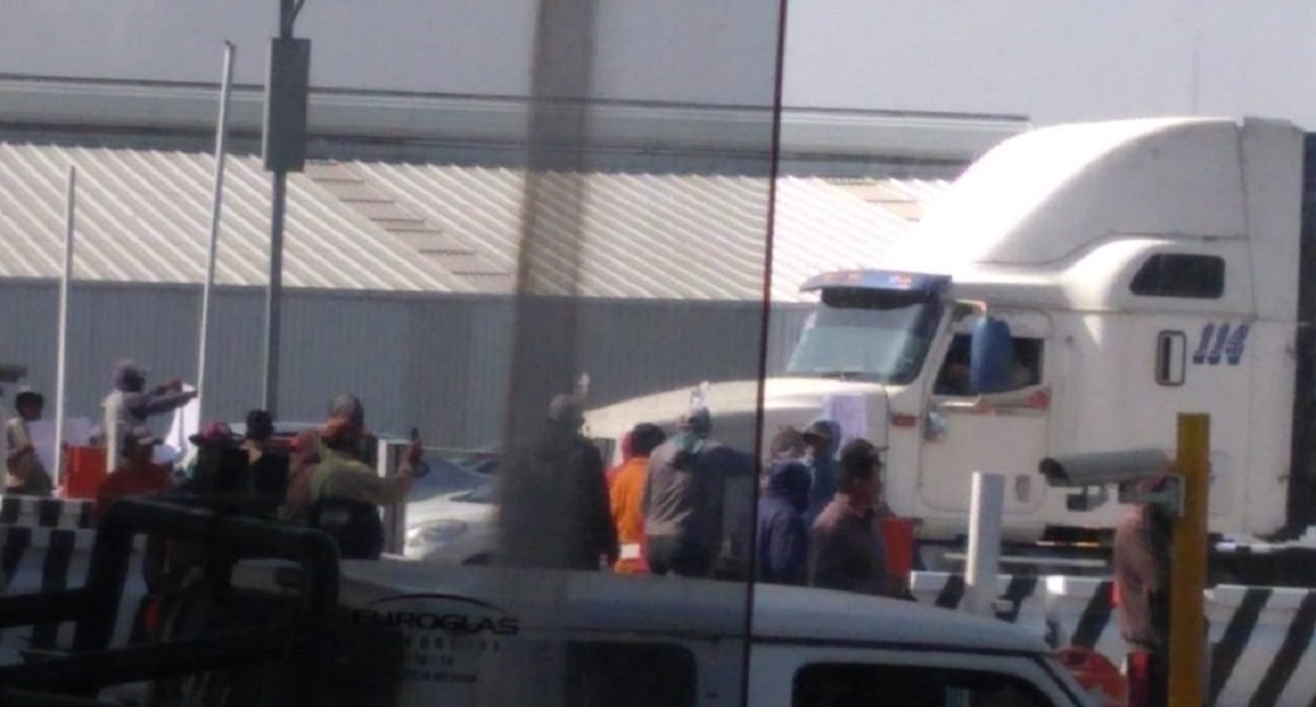 Manifestantes cierran caseta del Circuito Exterior Mexiquense - manifestacion-en-el-cem