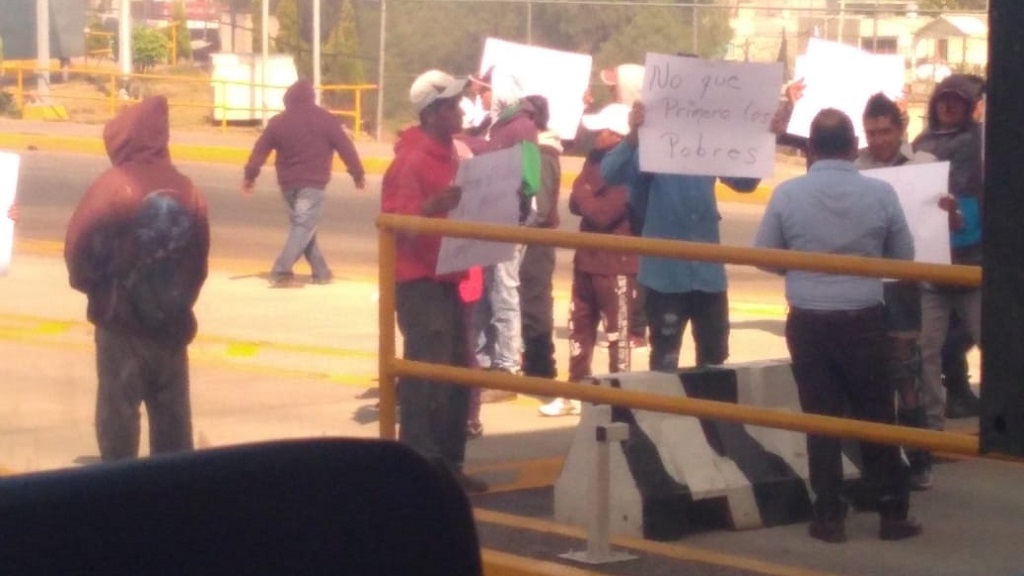 Manifestantes cierran caseta del Circuito Exterior Mexiquense