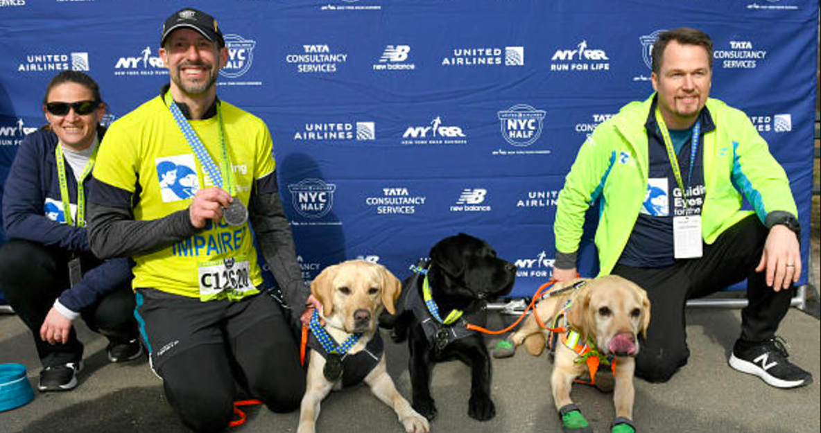 Corredor ciego rompe récord como el primero en completar un medio maratón con perros guías Corredor ciego rompe récord como el primero en completar un medio maratón con perros guías