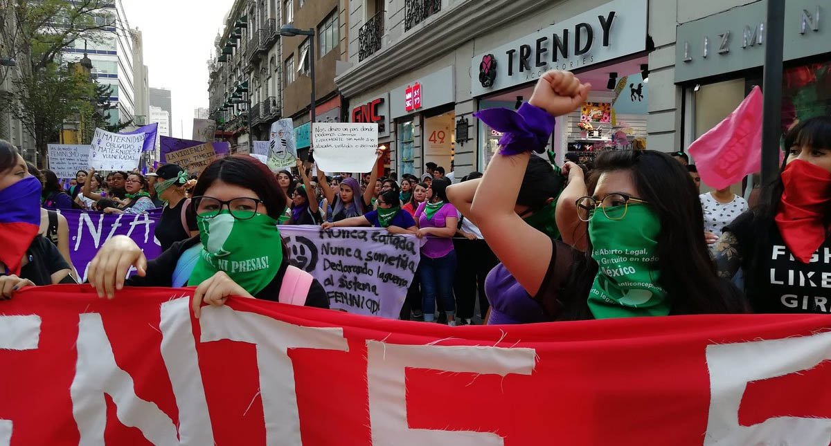 Marcha del #8M llega al Zócalo de la Ciudad de México