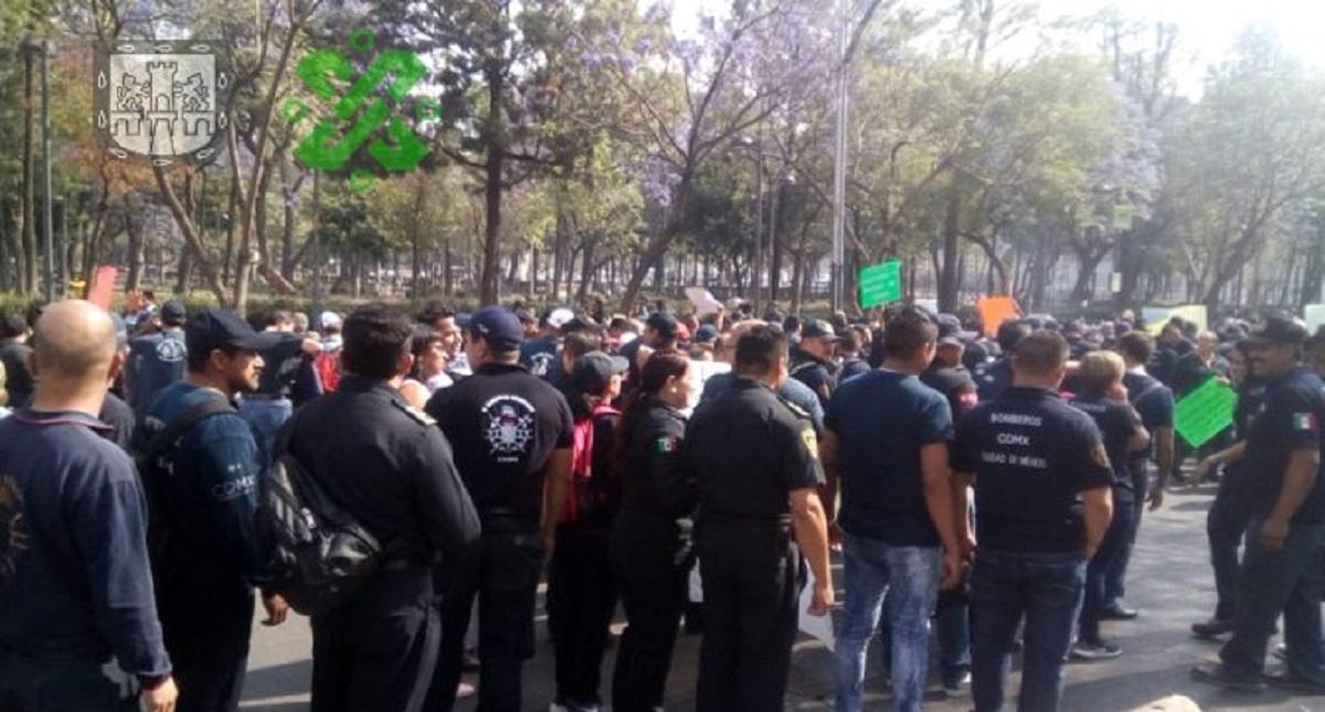 Bomberos complican la circulación vehicular en el Zócalo