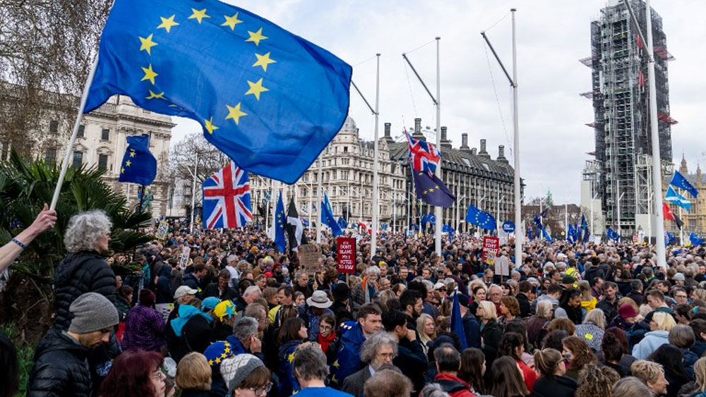 Británicos marchan por rechazo a Brexit y piden nuevo referéndum Británicos marchan por rechazo a Brexit y piden nuevo referéndum