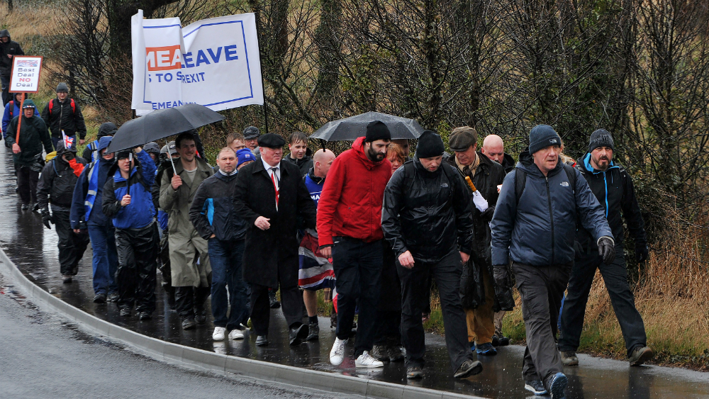 Manifestantes a favor del Brexit comienzan una marcha hasta Londres