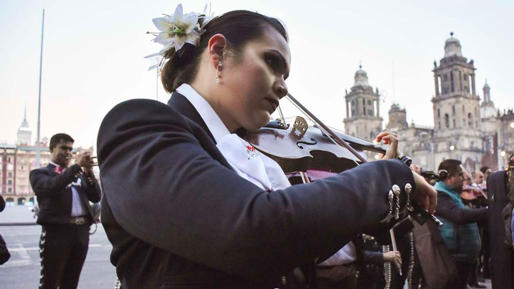 #Video Mariachis piden a AMLO venta regulada de alcohol en Garibaldi