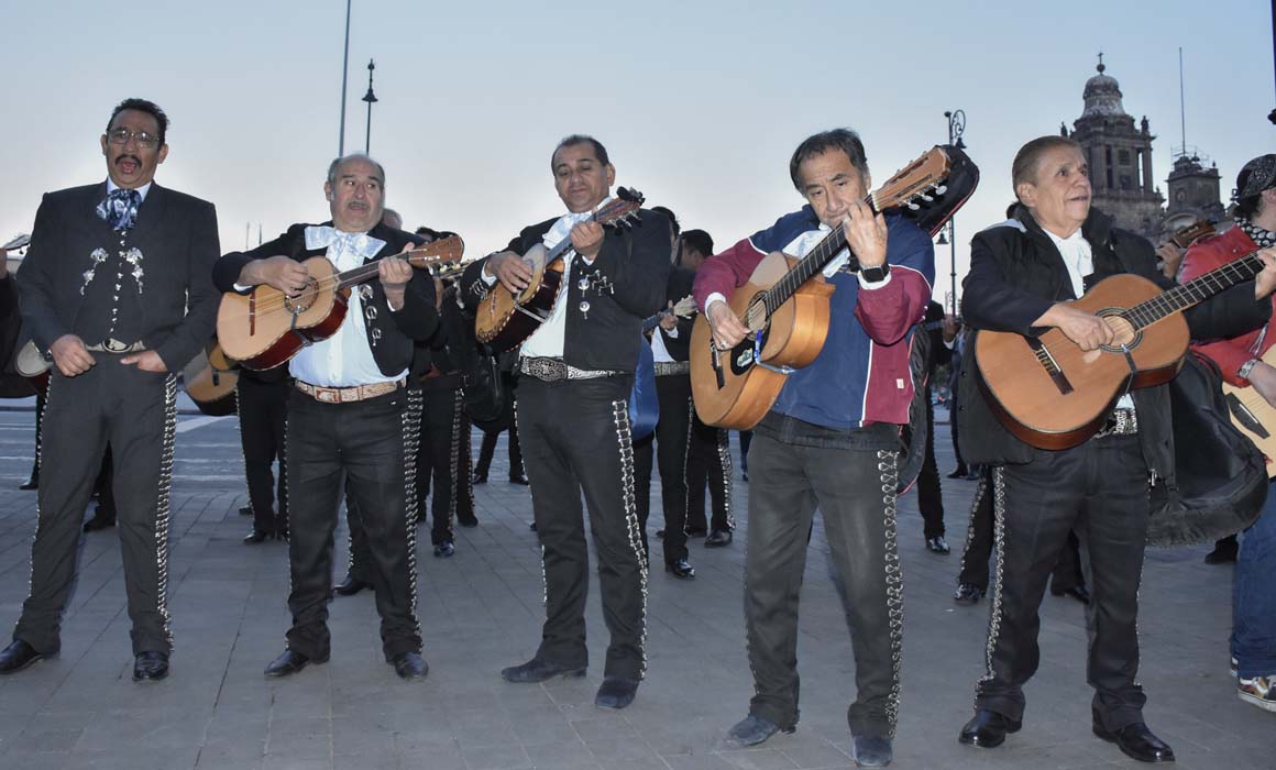 #Video Mariachis piden a AMLO venta regulada de alcohol en Garibaldi - mariachis-palacio-nacional1