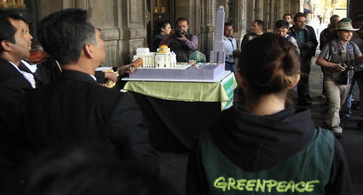 Piden con mariachi y pastel 'carril trolebici' en Eje Central - mariachis-y-pastel