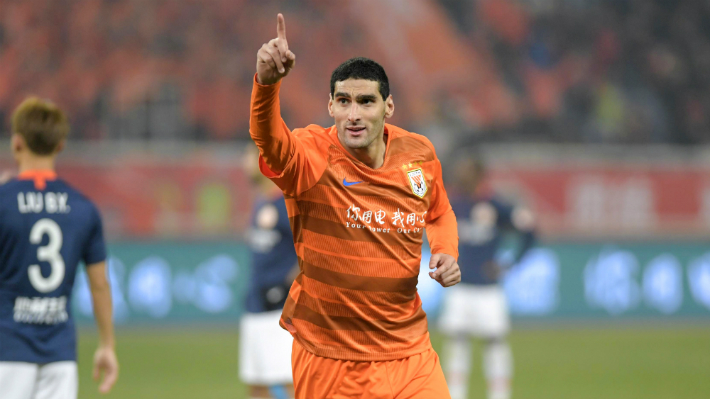 El belga Fellaini marca en su debut en el futbol chino