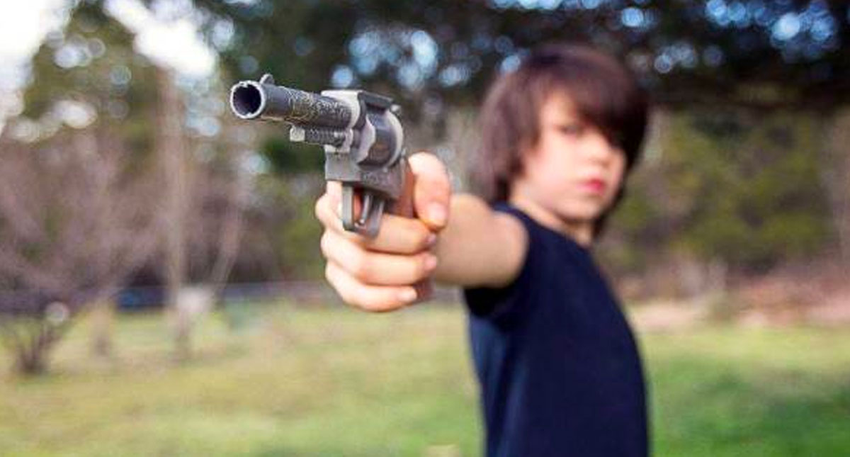 Más niños de EE.UU. murieron por armas de fuego que policías y militares