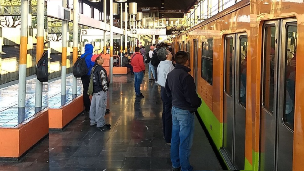 Mujer embarazada queda atrapada en vagón del Metro Pantitlán Mujer embarazada queda atrapada en vagón del Metro Pantitlán