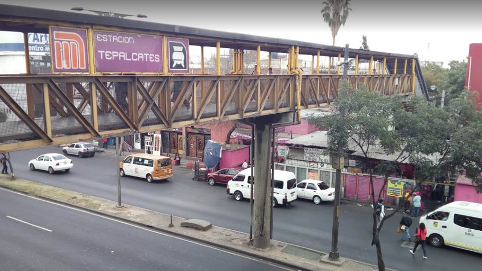 Rescatan a mujer de elevador en Metro Tepalcates