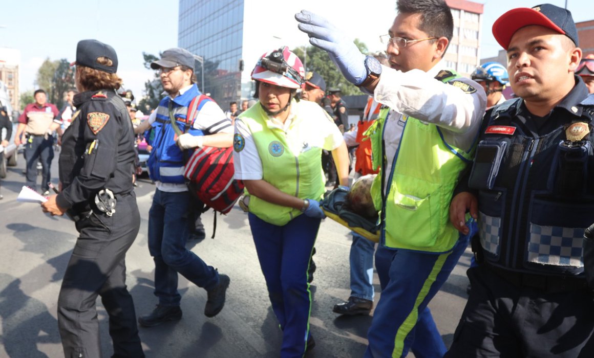 Rescatan a hombre que se arrojó a vías del Metro Salto del Agua - metro