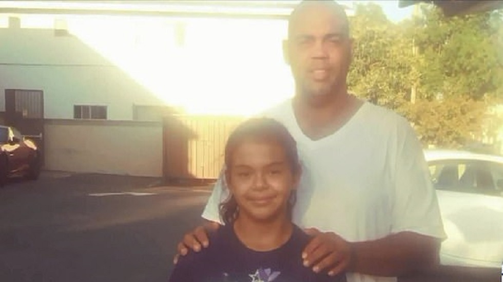 #Video Hombre salva a su hija de ser atropellada por adulta mayor - michael-devore-y-su-hija