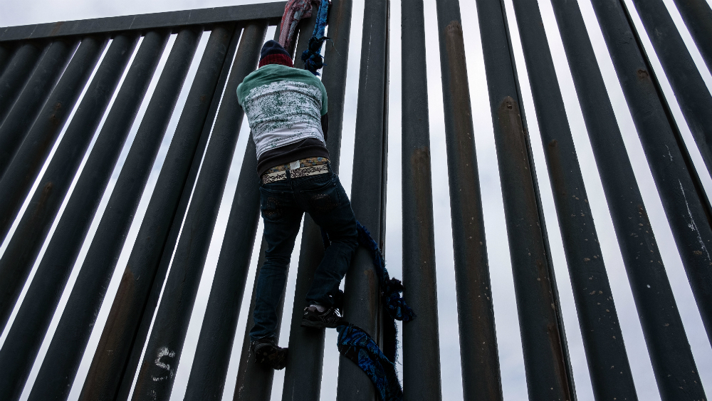 Agentes de EE.UU. lanzan gas a centroamericanos que buscaban cruzar desde México