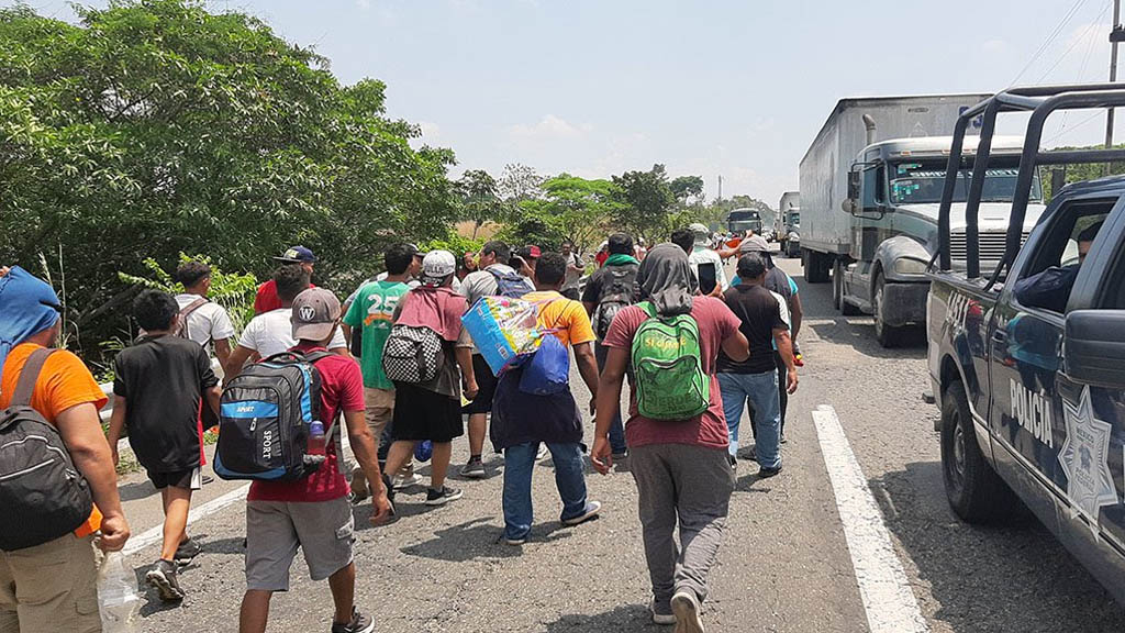 Migrantes cubanos y centroamericanos continúan su paso por Chiapas