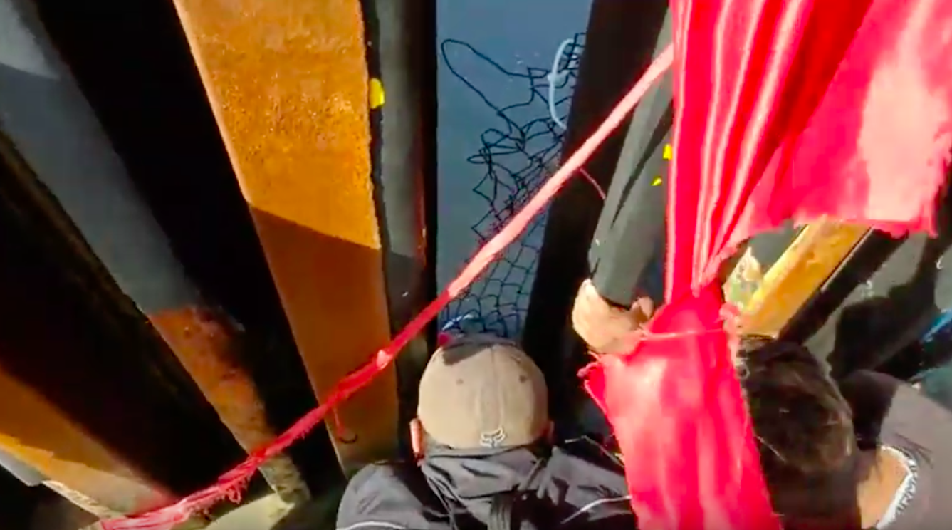 #Video Migrantes hondureños cortan reja del muro fronterizo para llegar a EE.UU.