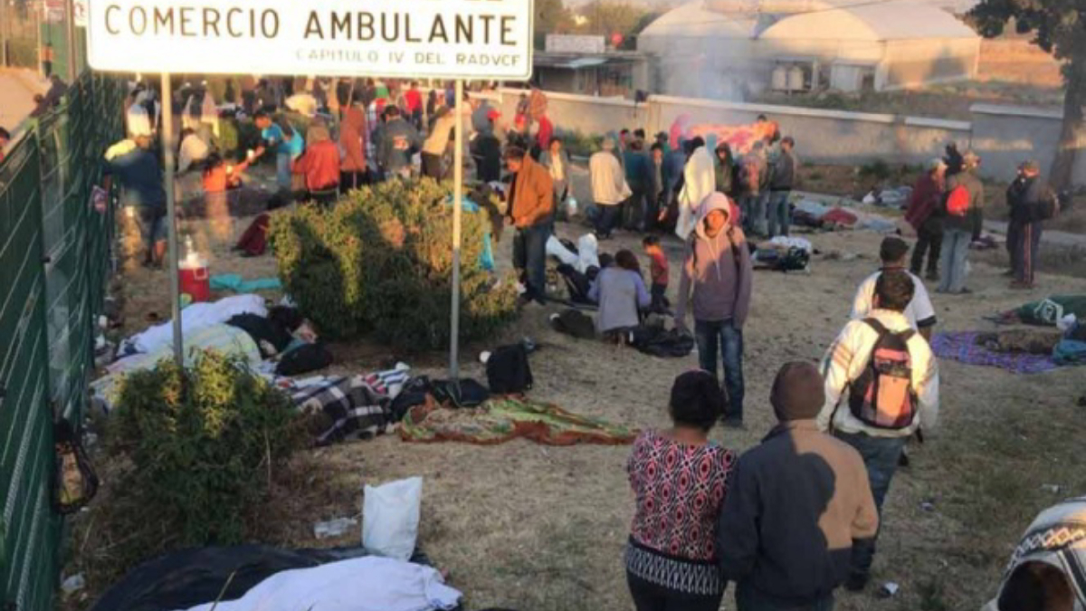 Migrantes duermen en Ixtapaluca de camino a la Ciudad de México