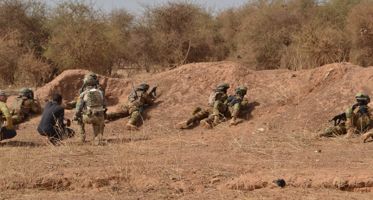 Ataque a base militar mata a 16 soldados de Malí