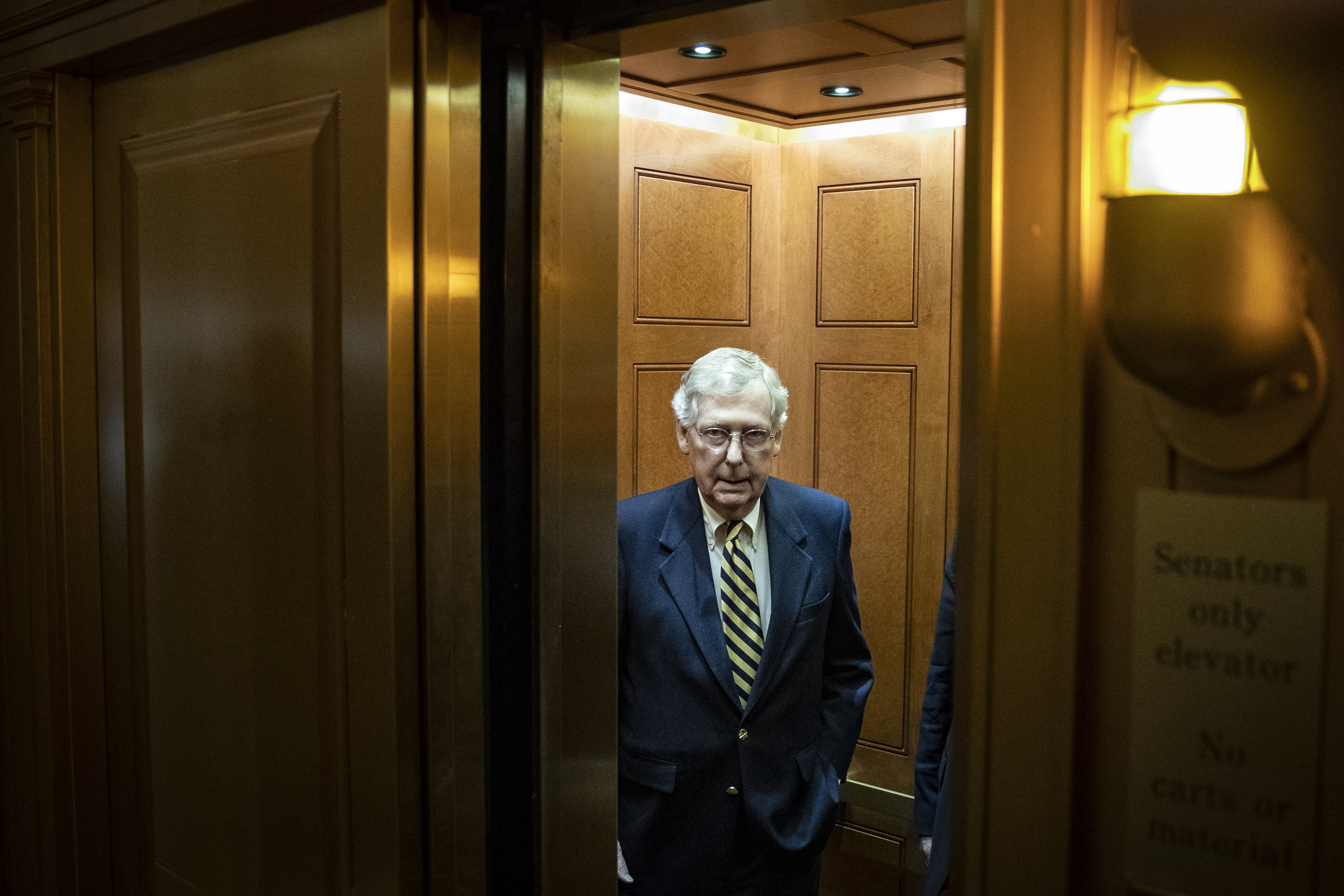 Bloquean solicitud de revelar públicamente informe completo de investigación por colusión - mitch-mcconnell