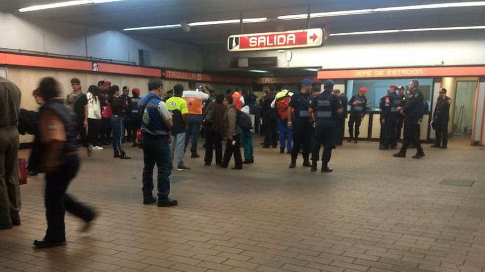 Accidente en escaleras del Metro Mixcoac deja al menos ocho lesionados
