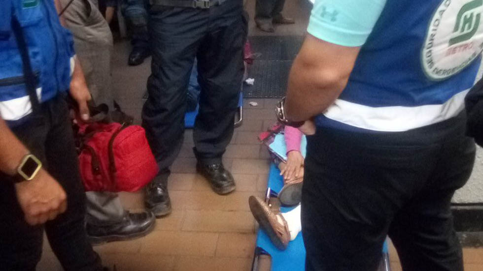 Accidente en escaleras del Metro Mixcoac deja al menos ocho lesionados - mixcoac-colapso-escaleras-electricas-heridos-3