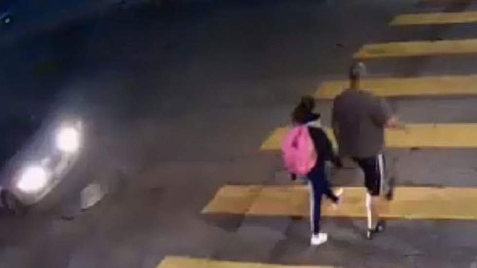 #Video Hombre salva a su hija de ser atropellada por adulta mayor