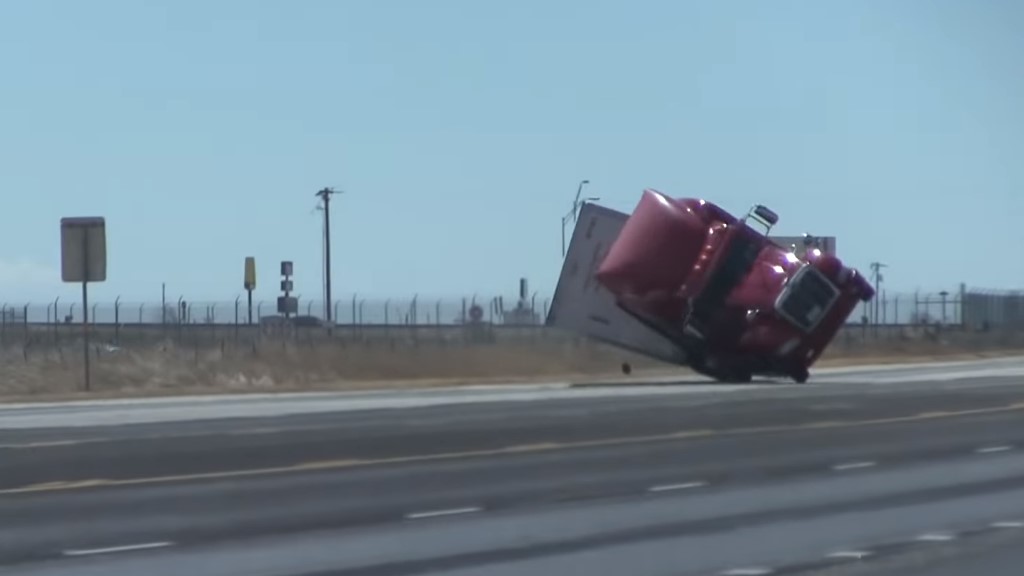 #Video Fuertes vientos voltean tráiler sobre autopista de Texas