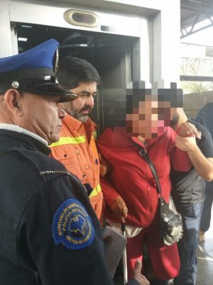 Rescatan a mujer de elevador en Metro Tepalcates - mujer-atrapada-en-elevador-de-metro-tepalcates