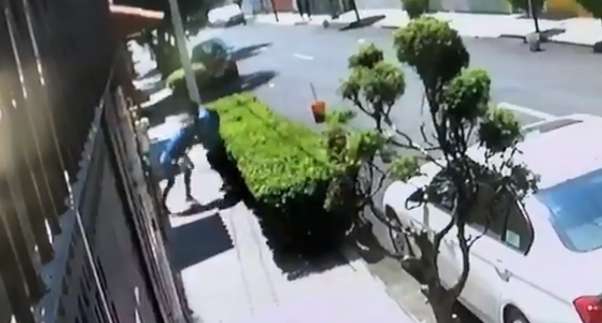 #Video Mujer se pelea con sujeto para evitar asalto en Azcapotzalco