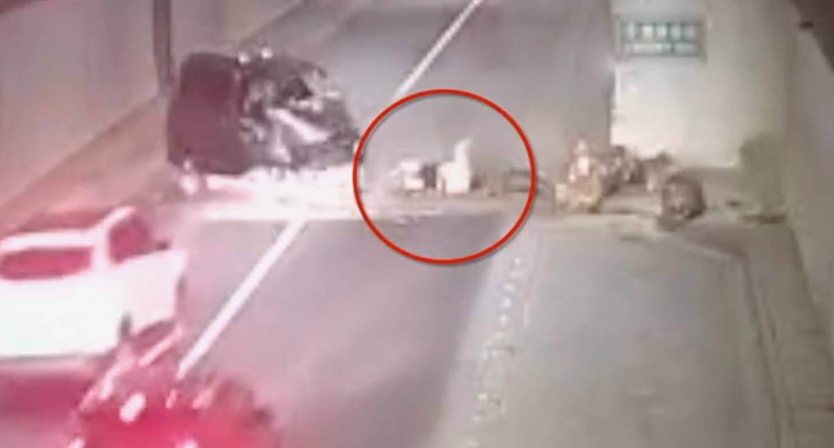 #Video Choque expulsa de camioneta a mujer embarazada #Video Choque expulsa de camioneta a mujer embarazada