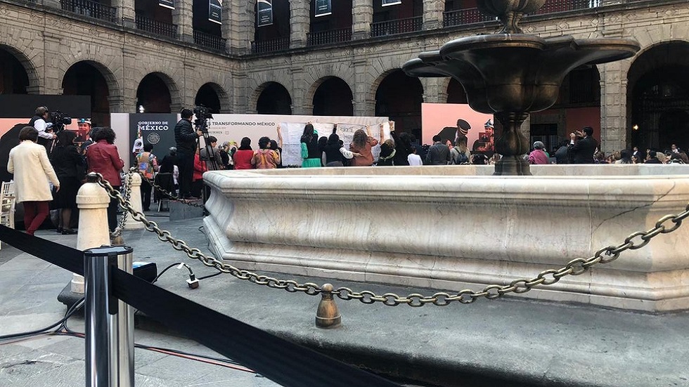 Mujeres se manifiestan durante evento de AMLO