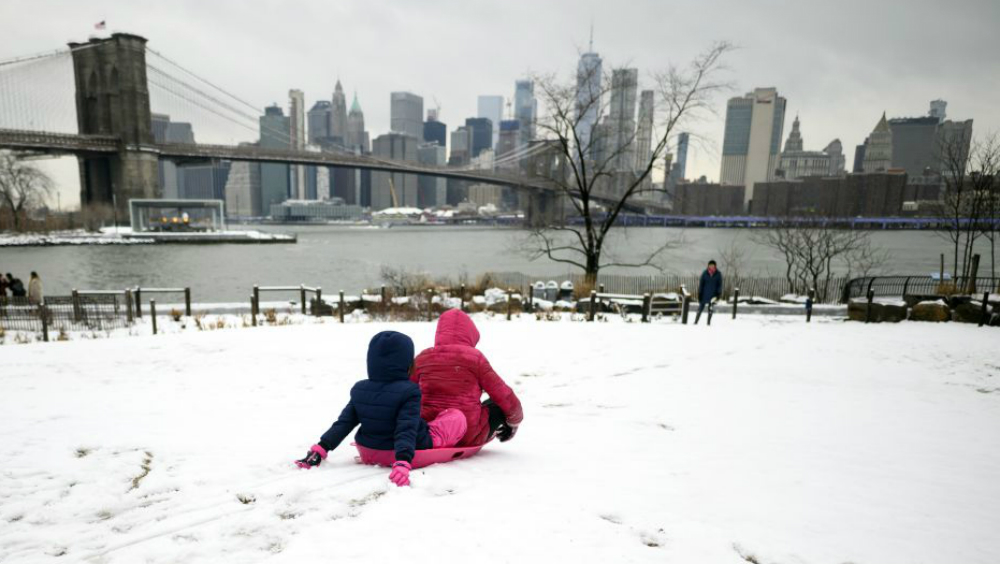Critican a alcalde de Nueva York por cerrar escuelas tras ligera nevada