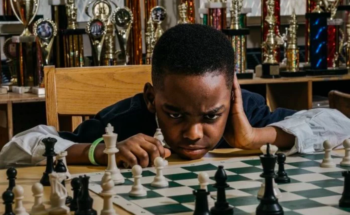 Recaudan 100 mil dólares para niño refugiado de ocho años campeón de ajedrez