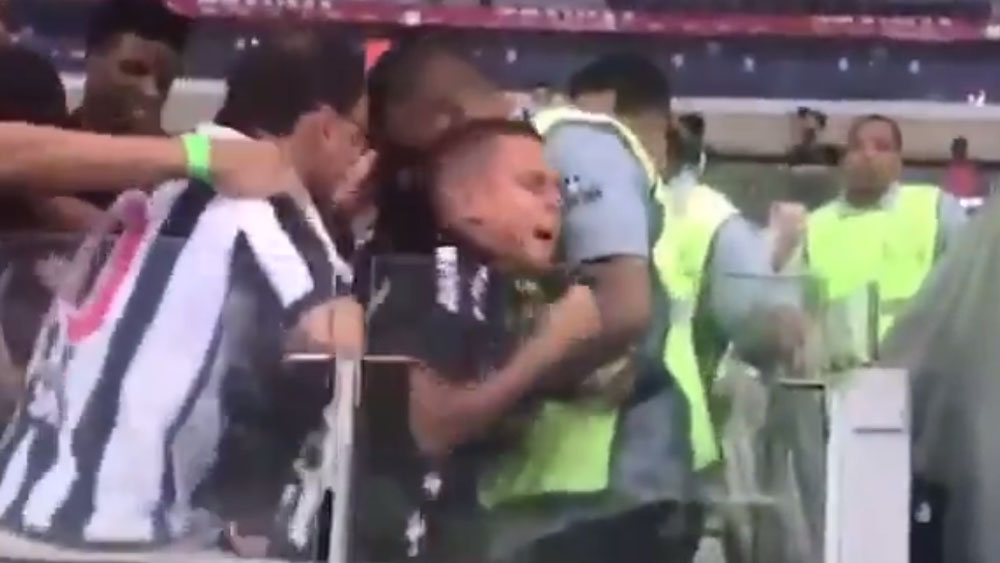 #Video Fanáticos del Mineiro roban playera a niño #Video Fanáticos del Mineiro roban playera a niño