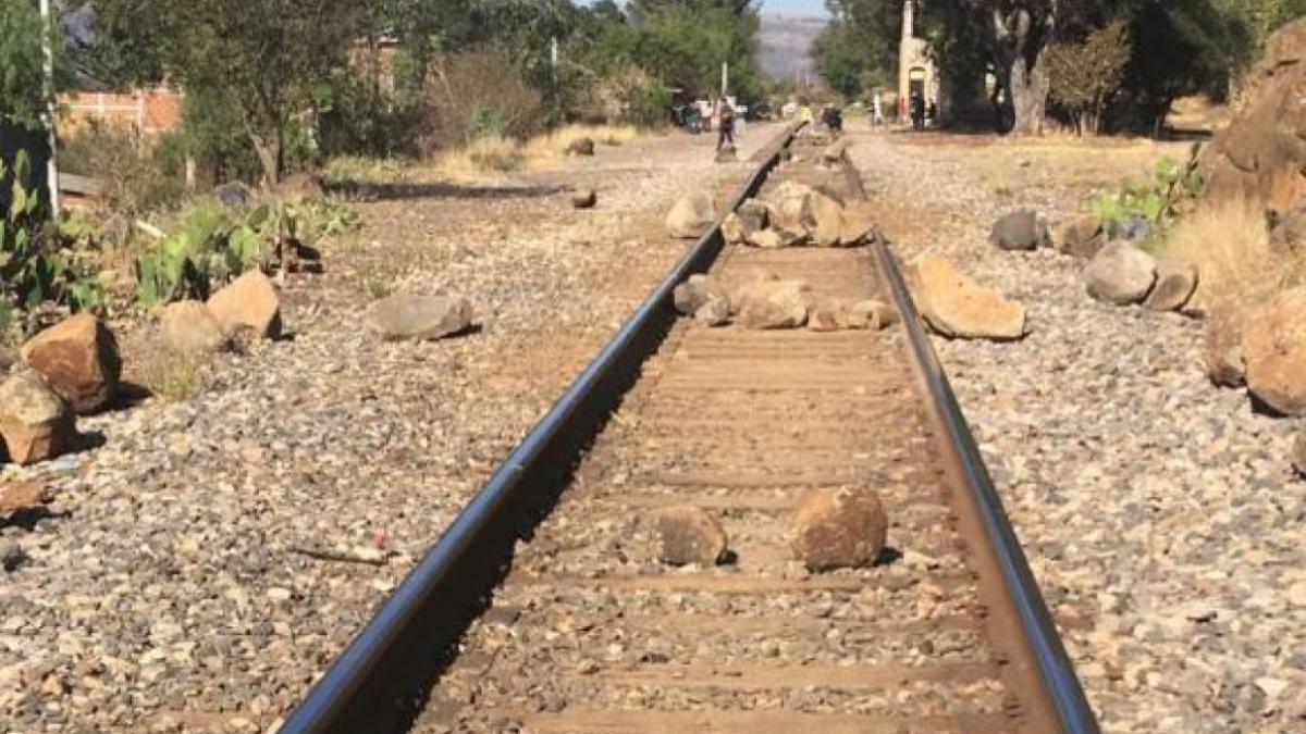 Normalistas bloquean vías férreas en Morelia por tercer día consecutivo