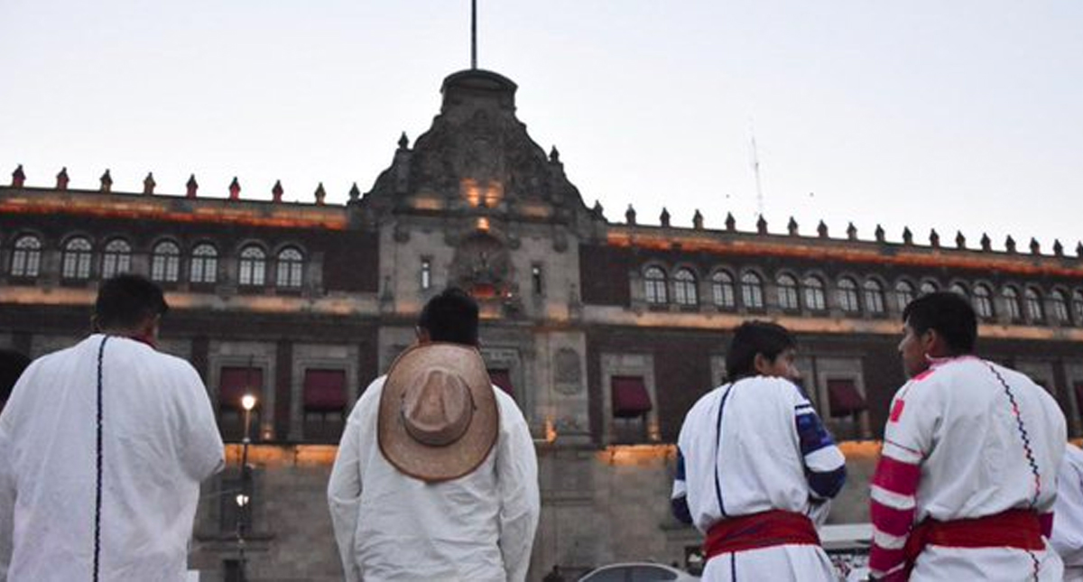 Normalistas y desplazados piden audiencia con López Obrador Normalistas y desplazados piden audiencia con López Obrador