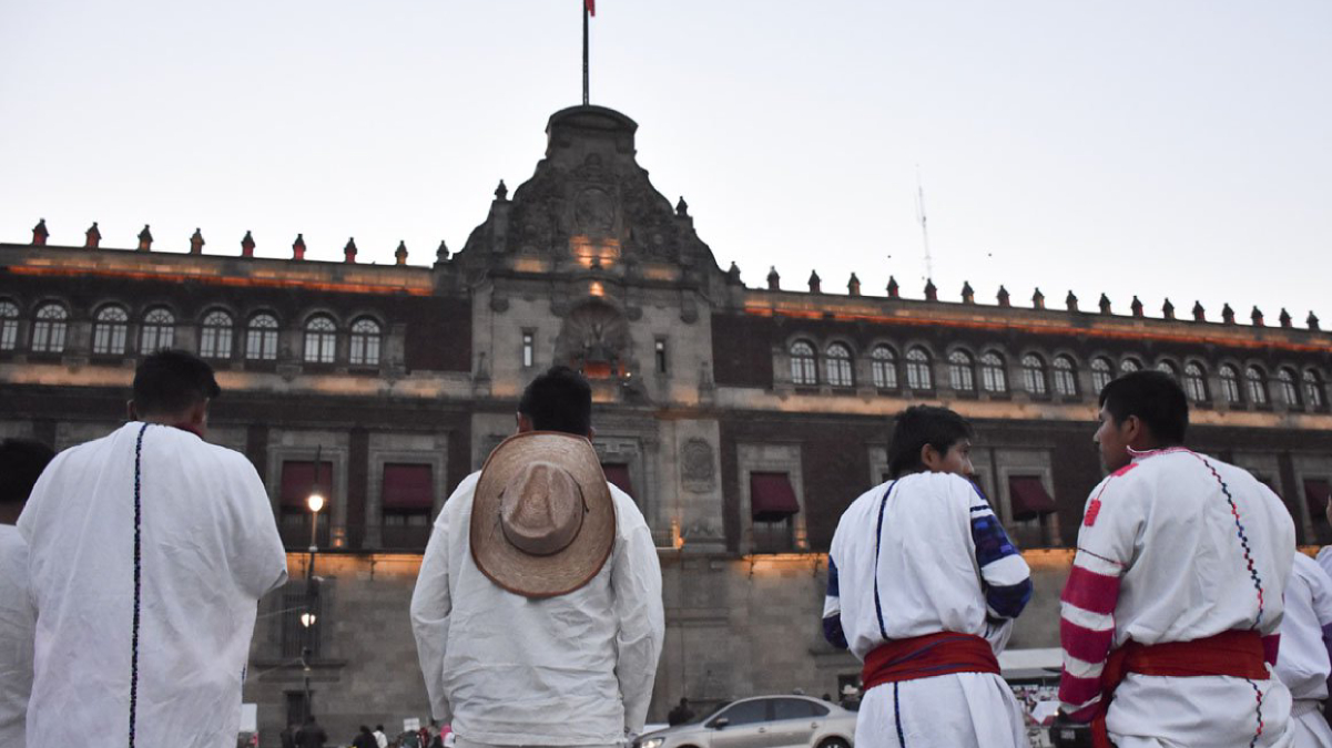 Normalistas indígenas chiapanecos se manifiestan en Palacio Nacional