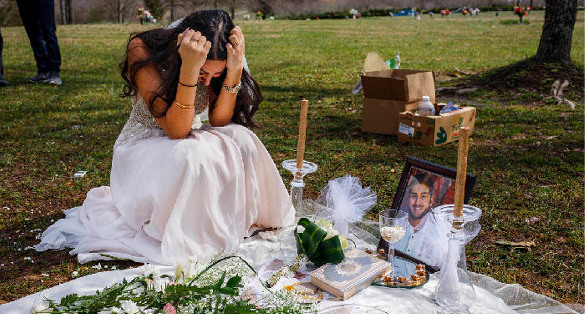 Novia visita tumba de su prometido en el que sería el día de su boda