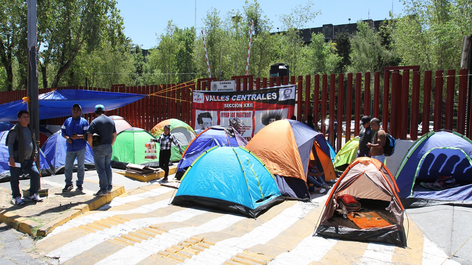 Aclararemos todas las dudas de la CNTE: AMLO