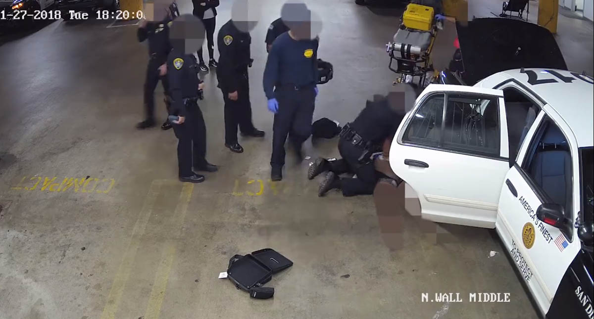 #Video Joven muere tras ser arrestada en San Diego - oficial-dandole-rcp-a-la-joven-inconsciente