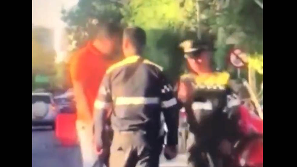 #Video Policías de Tránsito CDMX pelean a golpes con conductor