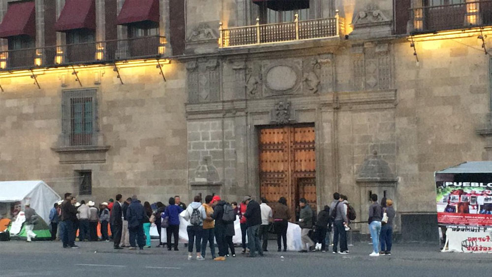 Protestan afuera de Palacio Nacional
