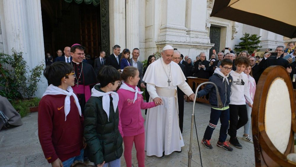 Papa firma Exhortación Apostólica para jóvenes en Santuario de Loreto - papa-con-ninos-durante-visita-a-santuario-de-loreto