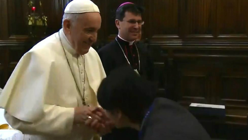 ¿Por qué el papa Francisco no dejó que fieles besaran el “anillo del pescador”?