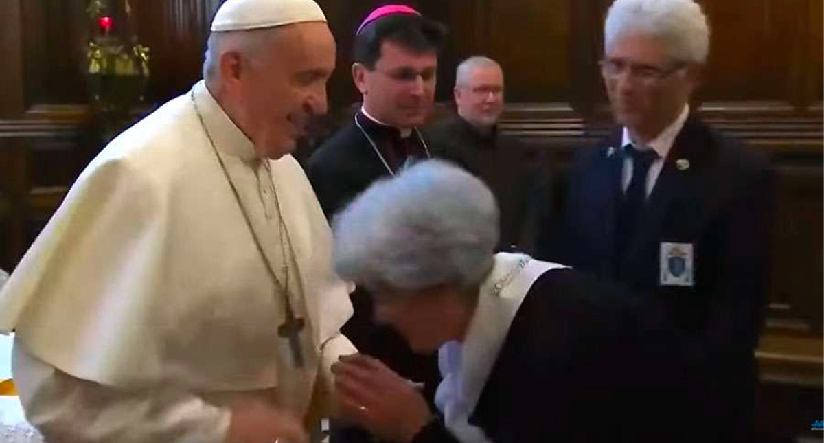 Papa Francisco evita que le besen la mano por “higiene”: Vaticano